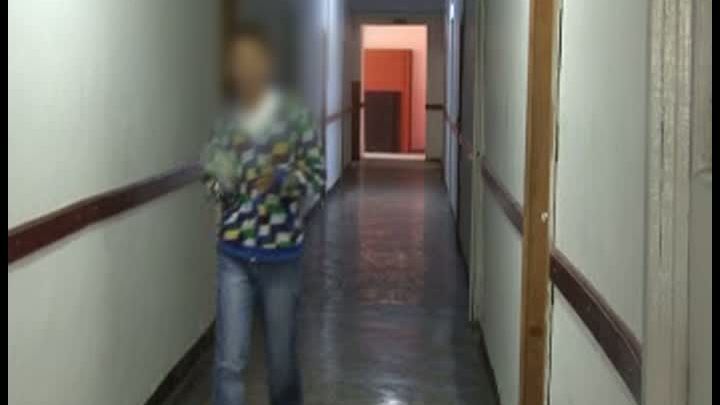 CAZ GROAZNIC: elev bătut de DIRIGINTĂ.Poliţiştii l-au dus la spital,cu traumatisme la cap şi coloană