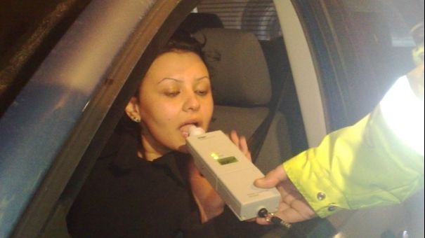 Femeie, prinsă la volan cu o alcoolemie uriașă! Un martor a reclamat că autoturismul condus de aceasta se deplasa haotic pe șosea 