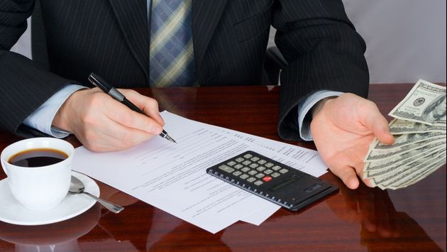 Bancherii sunt SPERIAŢI. Românii ar putea plăti RATE MAI MICI LA CREDITE 