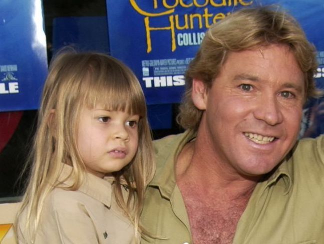 Fiica VÂNĂTORULUI DE CROCODILI impresionează cu frumuseţea sa