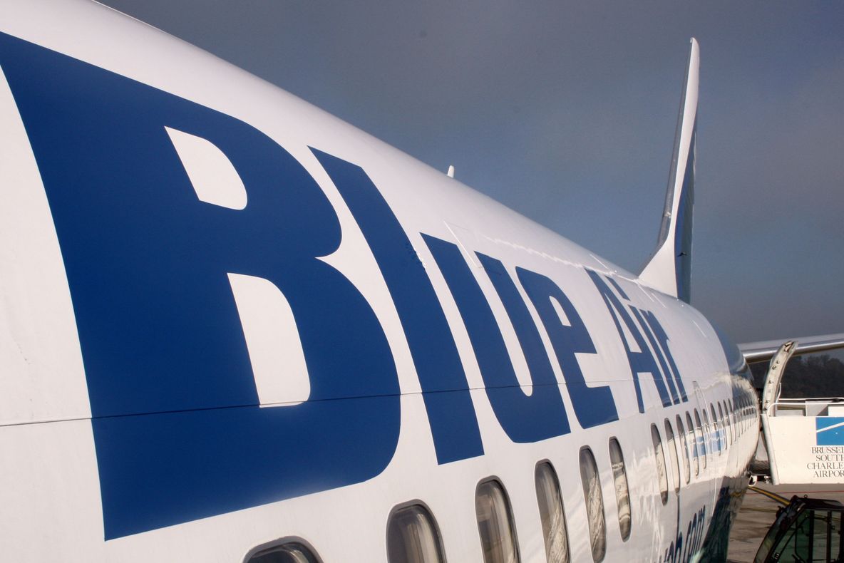 180 de români, blocați pe un aeroport din Egipt, ”fără apă și mâncare”. Anunțul Blue Air
