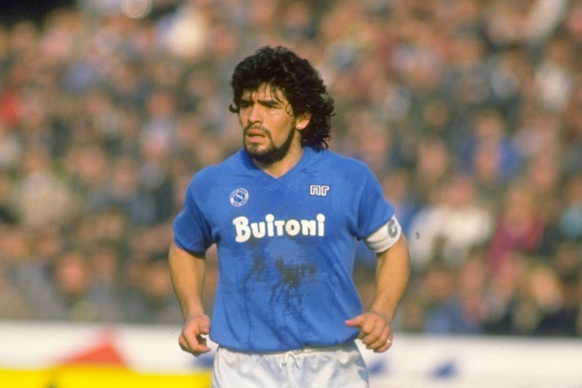 COVID-19: Tricoul legendei Maradona, cumpărat cu 55.000 de euro la o licitaţie din Napoli