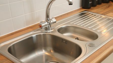 A înghețat de spaimă când a văzut asta. Ce a găsit un bărbat sub chiuveta din bucătărie