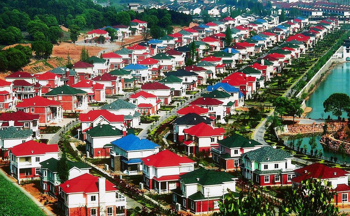 Cel mai bogat sat din lume. Aici taxiurile sunt elicoptere şi statuile din aur masiv