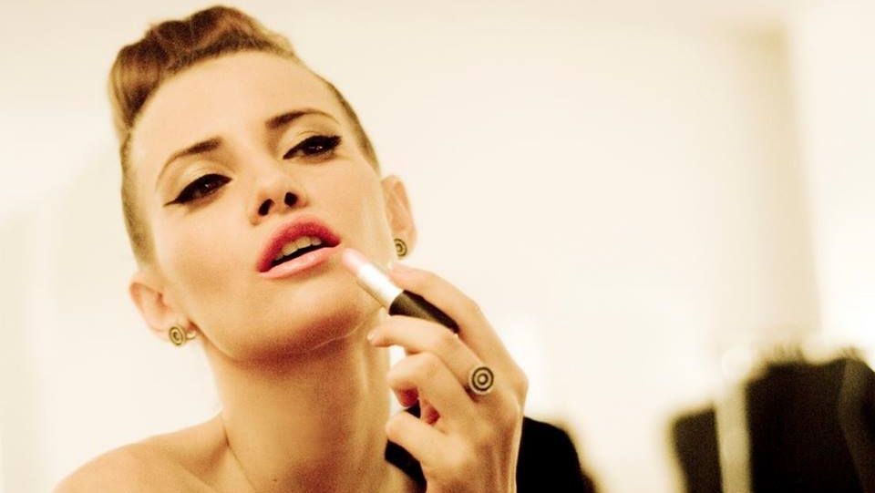 Iulia Albu, despre relaţia cu afaceristul Kostas: "Vă invităm la nuntă!"