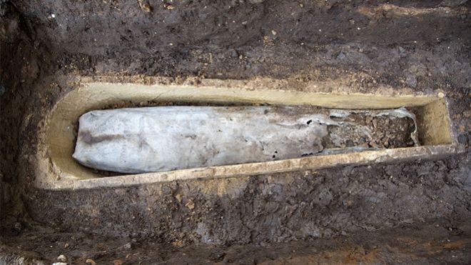 Părinţii unui tânăr, ÎNGROZIŢI. Ce au descoperit când au exhumat cadavrul fiului lor