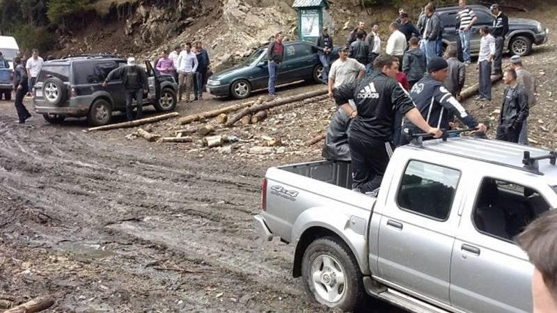 Polițist reținut pentru că "era pe mână" cu mafia lemnului. Câți bani a câștigat dintr-un an