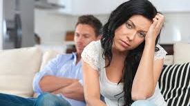 15 semne că ai un iubit care vrea să-ţi controleze viaţa