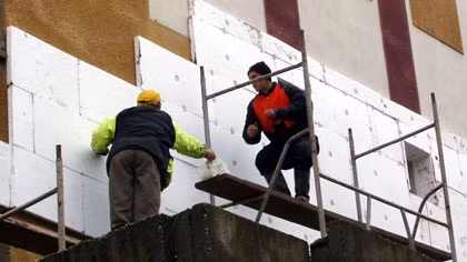 Reabilitarea termină crește riscul de boli. Cine este INAMICUL NEVĂZUT din pereții clădirilor