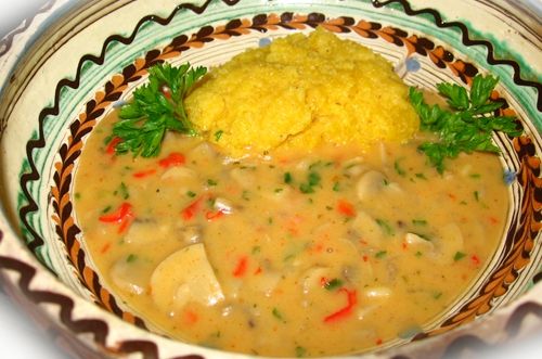 REŢETA ZILEI: Tocăniţă de ciuperci cu mămăliguţă 