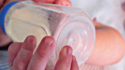 Alertă pentru părinți: două loturi de lapte praf pentru bebeluși, retrase din magazine. Risc uriaș de toxiinfecție alimentară