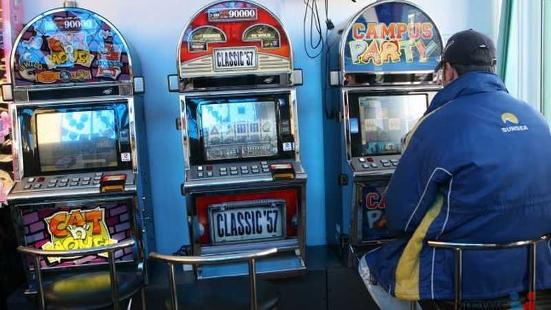  Guvernul creşte taxele pe jocuri de noroc şi impune o taxă anuală "de viciu" pentru slot-machine