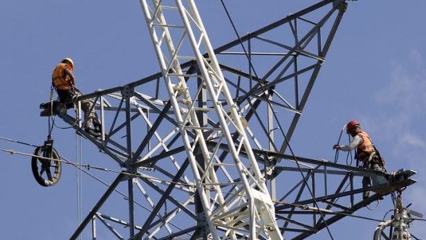 Banii din taxa pe stâlp merg inţial la buget. Transferul către primării va fi stabilit ulterior