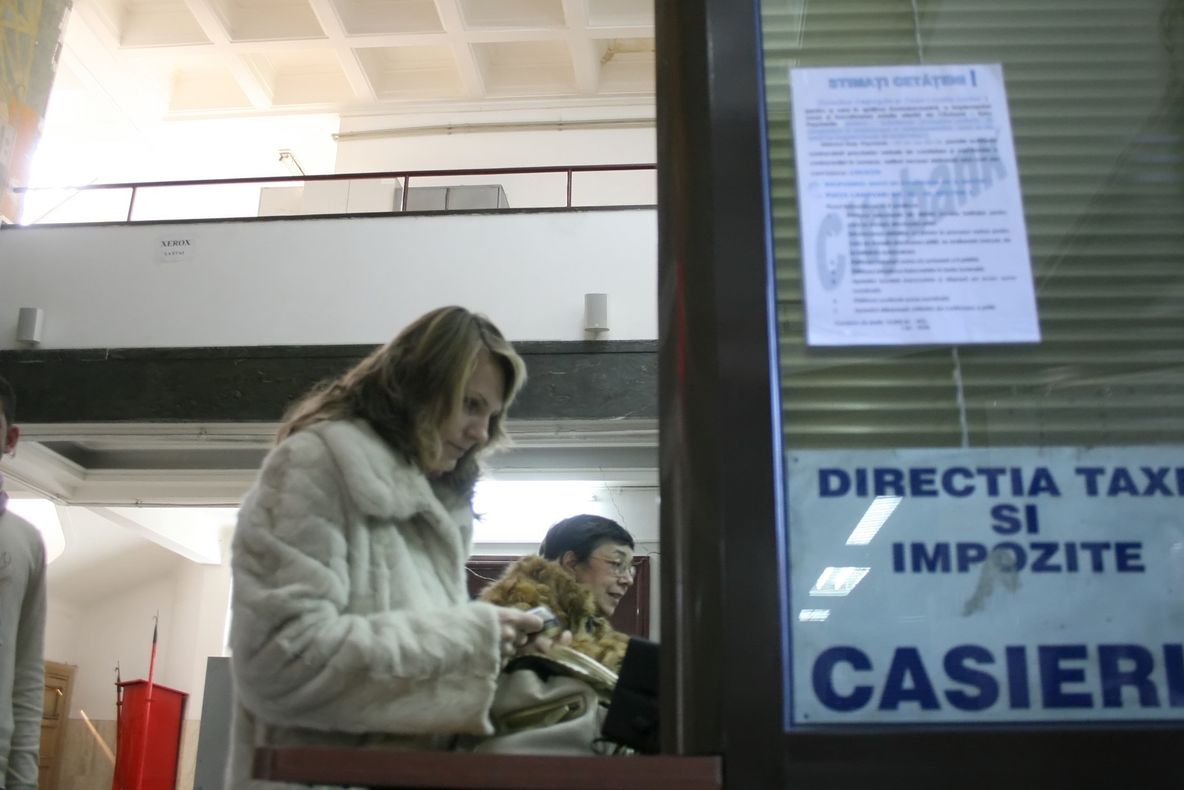 Nu-ţi plăteşti taxele până la 31 martie? Poţi să pierzi alocaţia pentru copii şi ajutoarele sociale