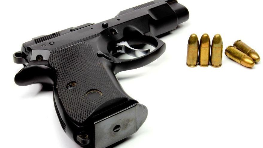 Un copil de doi ani şi-a împuşcat mortal mama