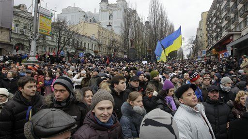 PROTESTUL, scos în afara legii. Puterea de la Kiev adoptă legi împotriva manifestanţilor