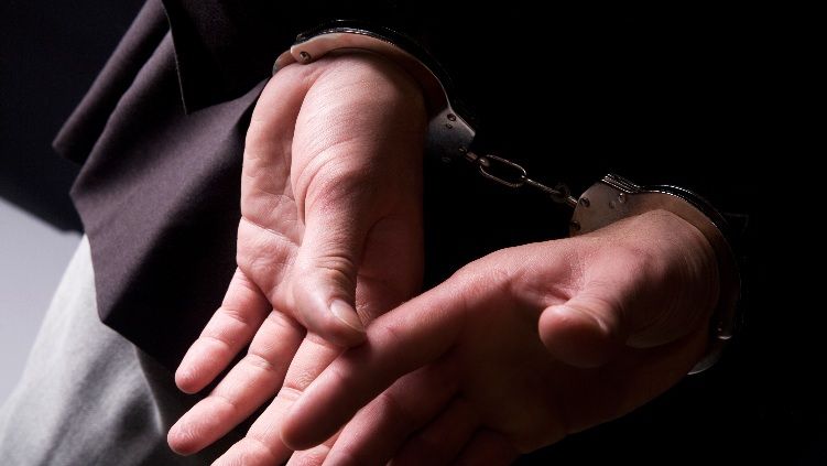 Avocat bucureştean, reţinut după ce a cerut şi primit bani cu promisiunea că "rezolvă" dosare