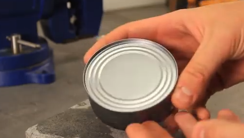 Cum să deschizi o conservă cu mâinile goale