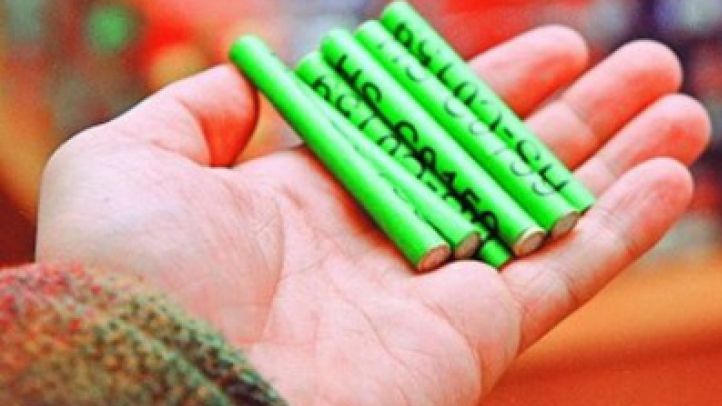 INCREDIBIL! Zeci de kilograme de petarde au fost confiscate de polițiști într-o piață