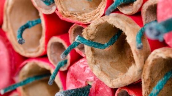 Un copil de trei ani a suferit arsuri grave din cauza petardelor aprinse de Revelion