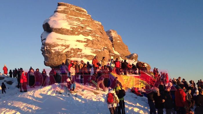 ZECI de turişti adunaţi la Sfinx pentru un FENOMEN RAR. Viscolul i-a blocat pe munte