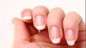 Scapă de petele galbene de pe unghii