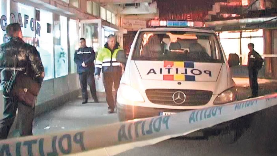 CRIMĂ LA COAFOR. Bărbatul care şi-a ucis soţia într-un coafor a ieşit din comă