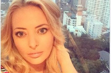 Delia, goală pe o plajă FOTO