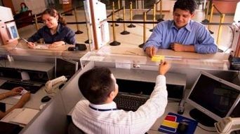 CLAUZE ABUZIVE. O bancă din România a pierdut IREVOCABIL procesul cu clienţii