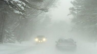 Rafale de vânt de peste 250 de kilometri pe oră în zone de vârf din Alpii elveţieni