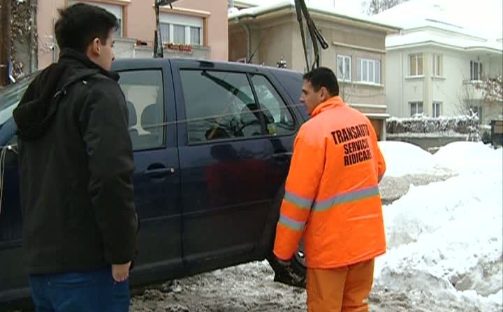 CULMEA NESIMŢIRII: În Capitală, NU SE RIDICĂ zăpada, ci MAŞINILE