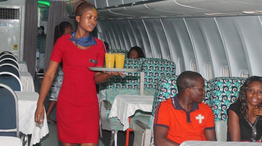 Cel mai ciudat restaurant din Africa. "Vă rog să vă puneţi centura de siguranţă"