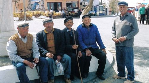 Jumătate din familiile din Grecia supravieţuiesc din pensiile bătrânilor