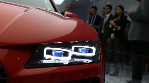 Audi dezvoltă mașina care comunică direct cu semafoarele