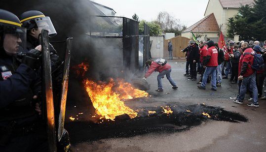 Mai mulţi ŞEFI au fost ÎNCHIŞI de subalterni în sala de conferinţe