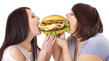 S-a dovedit ştiinţific! Femeile se îngraşă după ce îşi fac un nou iubit!