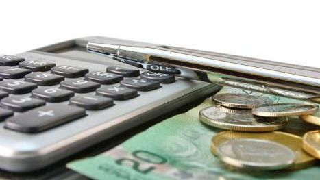 Patronii mici şi mijlocii atacă dur SUPRATAXA la benzină