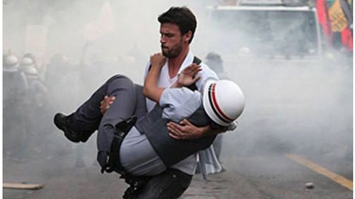 Imagini EMOŢIONANTE în încleştările dintre protestatari şi forţele de ordine