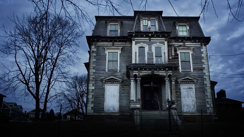 Avea schizofrenie şi s-a sinucis. Ce au găsit părinţii în garaj ulterior a ÎNGROZIT pe toată lumea