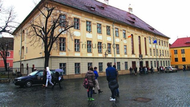 Topul chiriilor pe care ŞCOLILE le PLĂTESC BISERICILOR în fiecare lună