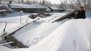 Acoperişul unei case din Dâmboviţa s-a prăbuşit sub greutatea zăpezii 