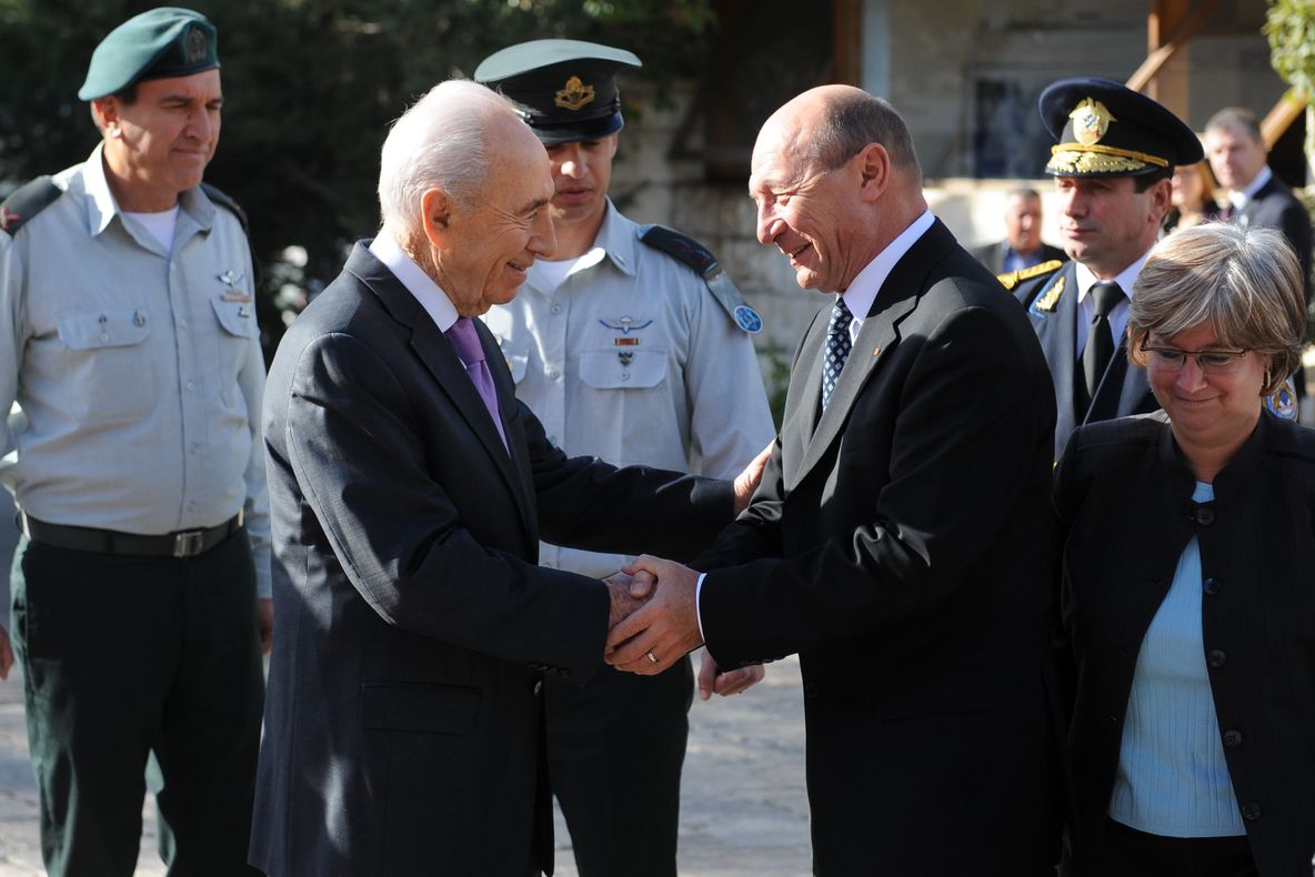 TRAIAN BĂSESCU, la ZIDUL PLÂNGERII. BĂSESCU a lăsat un bilet cu O DORINŢĂ 