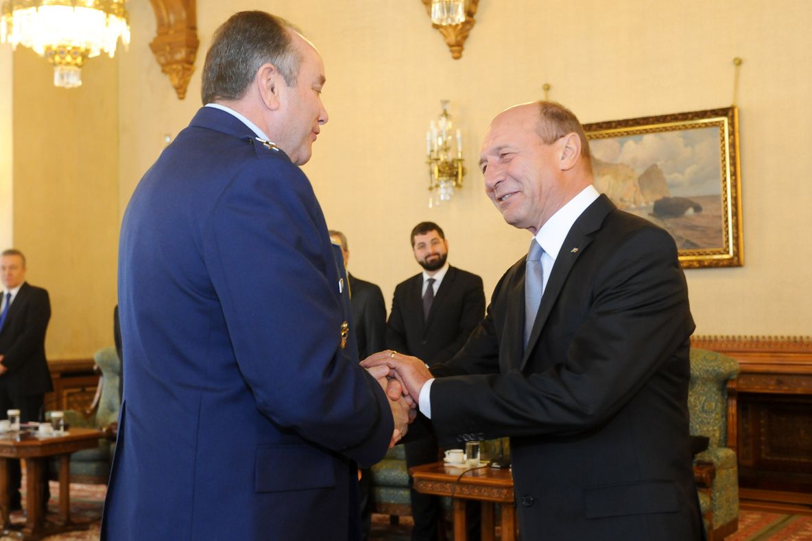 BĂSESCU: ARMATA, implicată în a substitui LIPSA DE CAPACITATE a ADMINISTRAŢIEI, pe furtună