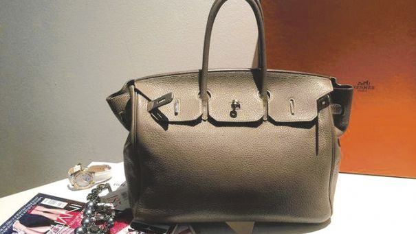 Românii bogaţi încep să poarte second-handuri