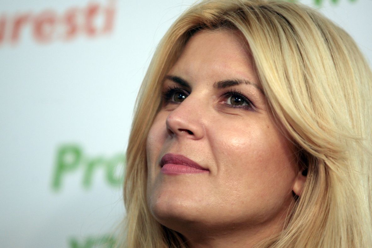 Udrea, singură prin viaţă: "De multe ori m-am simţit umilită"