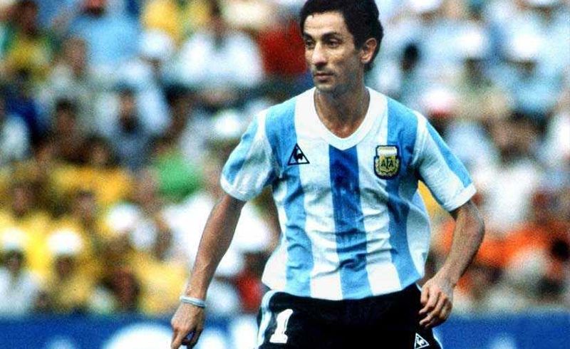 OSVALDO ARDILES, spitalizat de URGENŢĂ după un ACCIDENT RUTIER GRAV