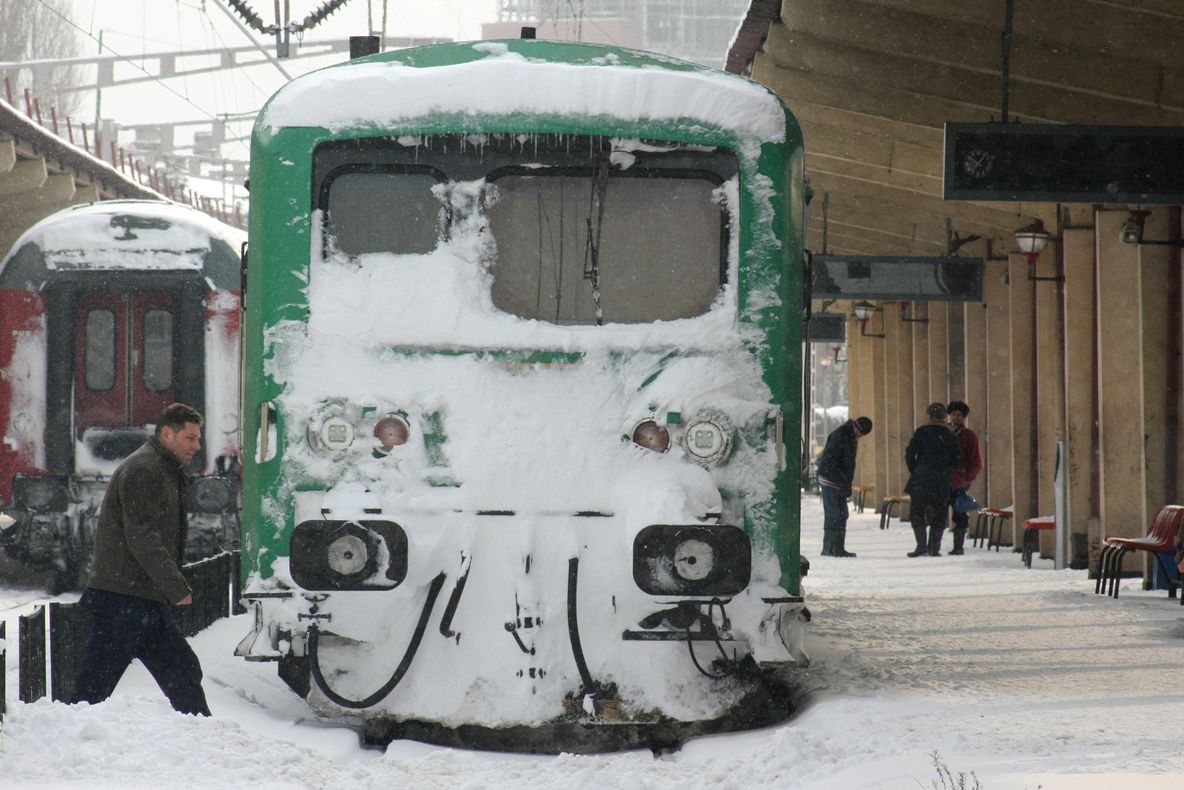 Peste 70 de TRENURI DE CĂLĂTORI ANULATE. Restricţii de trafic pe opt linii