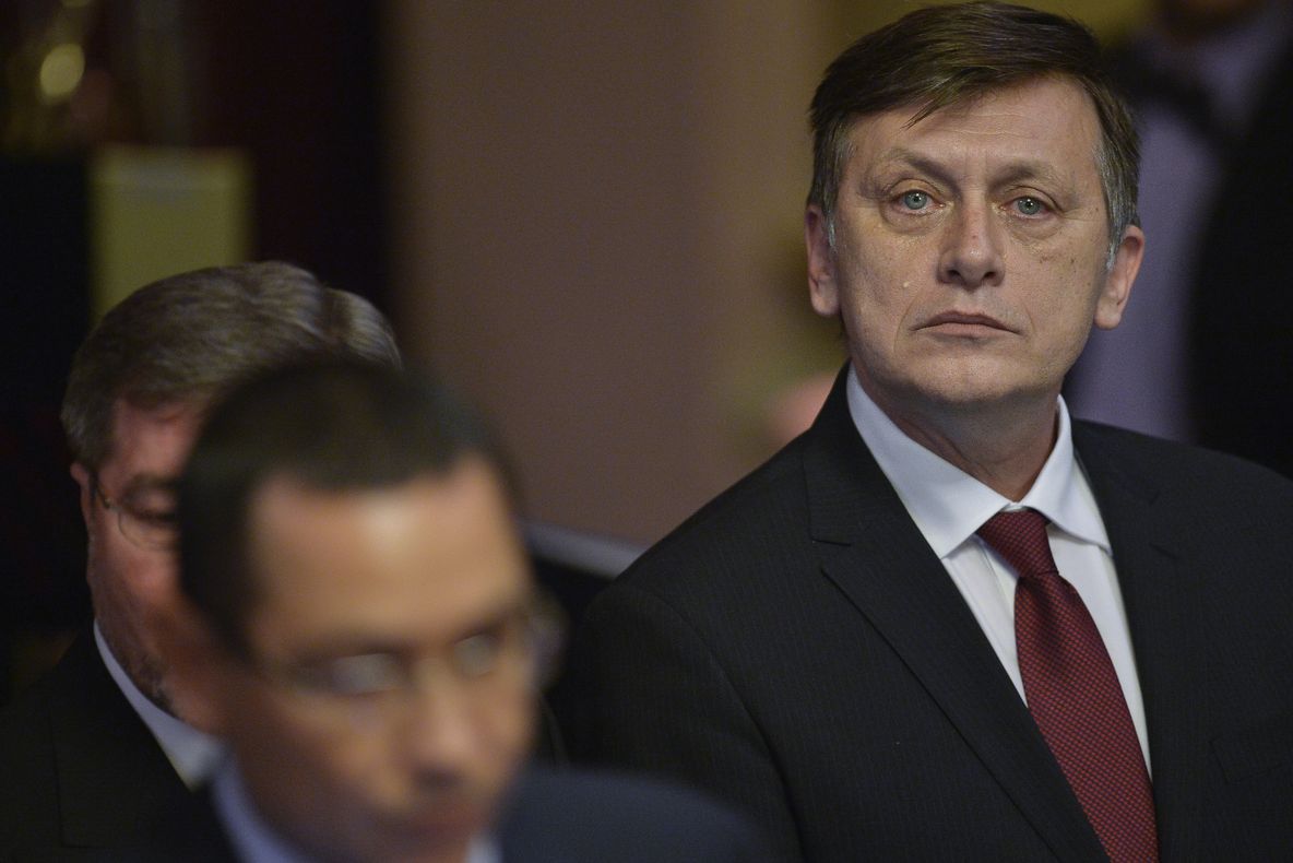 Antonescu, unei jurnaliste care l-a întrebat pe Ponta dacă îşi dă demisia: Asta e hărţuire!