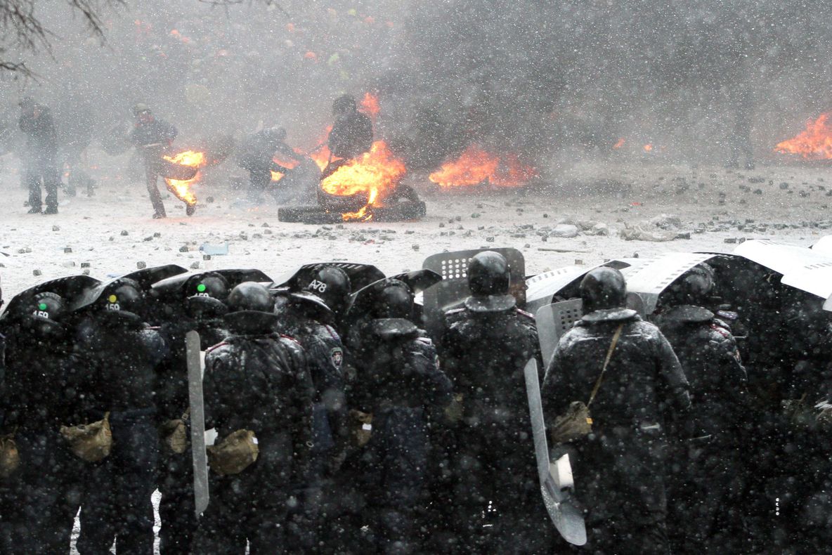 REVOLTĂ în UCRAINA. 5 morţi, violenţe extreme. Sesiune extraordinară a Parlamentului LIVE VIDEO