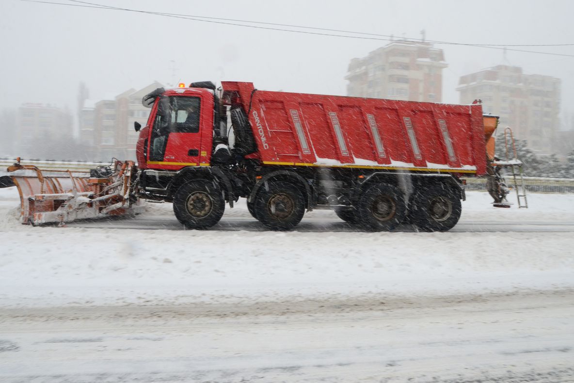 Vicepremierul LIVIU DRAGNEA se declară "MULŢUMIT" de activitatea drumarilor pe DN2